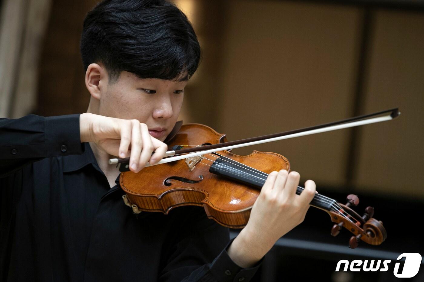 '서울시향이 드리는 아주 특별한 콘서트' 협연자로 무대에 오르는 자폐 스펙트럼 장애를 가진 공민배군이 5일 세종문화회관에서 바이올린을 연주하고 있다. 2023.4.5/뉴스1 ⓒ News1 이승배 기자