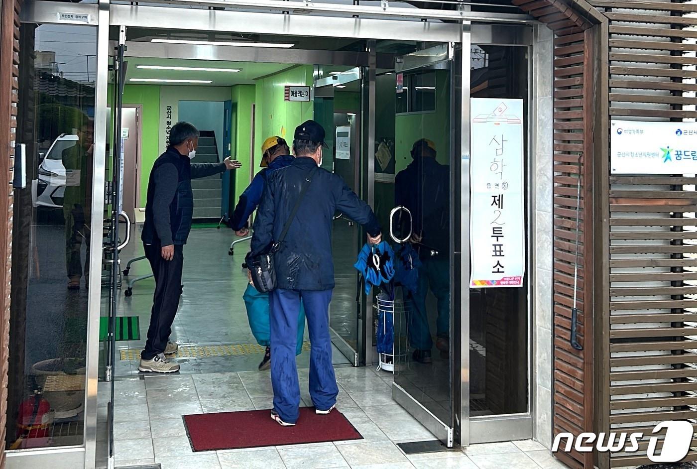 본문 이미지 - 전북 군산시 나선거구 제2투표소(군산시청소년상담복지센터)에 유권자들이 소중한 한표를 행사하기 위해 들어서고 있다.2023.4.5/뉴스1