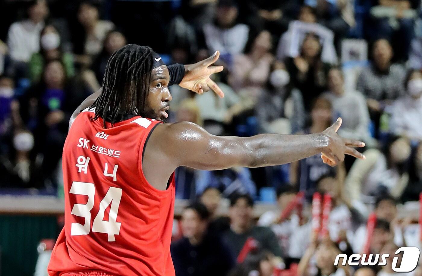 5일 오후 서울 송파구잠실학생체육관에서 열린 'SKT 에이닷 프로농구 2022-2023 KBL' 6강 플레이오프 2차전 서울 SK와 전주 KCC경기에서 SK 자밀 워니가 세리머니 하고 있다. 2023.4.5/뉴스1 ⓒ News1 장수영 기자