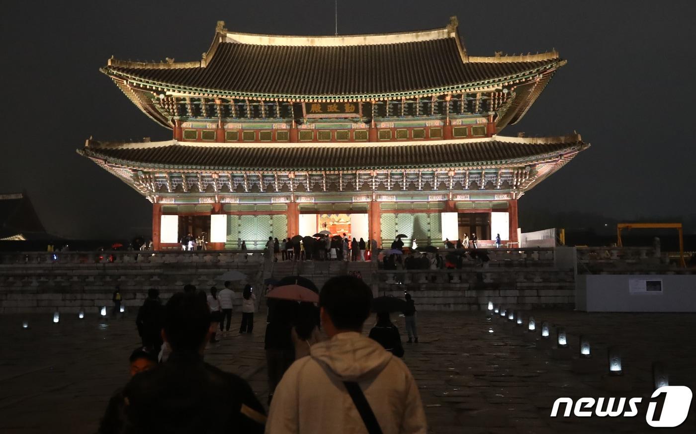 경복궁 야간관람이 시작된 5일 서울 경복궁을 찾은 시민들이 봄밤의 정취를 만끽하고 있다. 다음달 31일까지 진행되는 경복궁 야간관람은 저녁 7시부터 밤 9시30분까지 열리며, 매주 월·화요일에는 야간 관람을 시행하지 않는다. 2023.4.5/뉴스1 ⓒ News1 김민지 기자