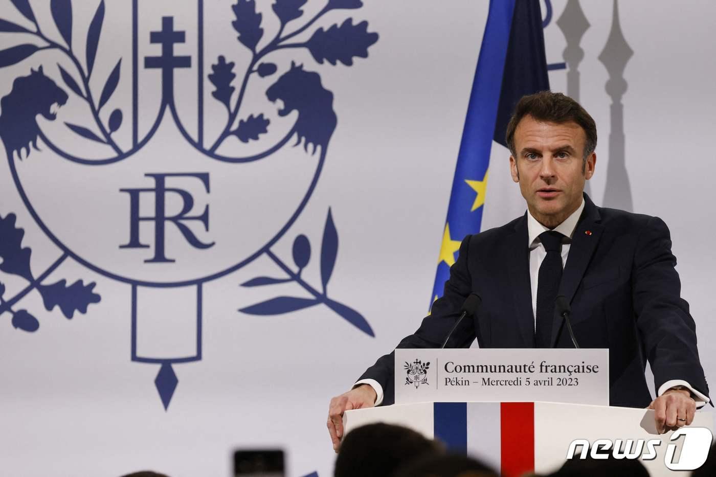 본문 이미지 - 에마뉘엘 마크롱 프랑스 대통령이 5일 베이징 대사관저에서 연설하고 있다. ⓒ AFP=뉴스1 ⓒ News1 우동명 기자