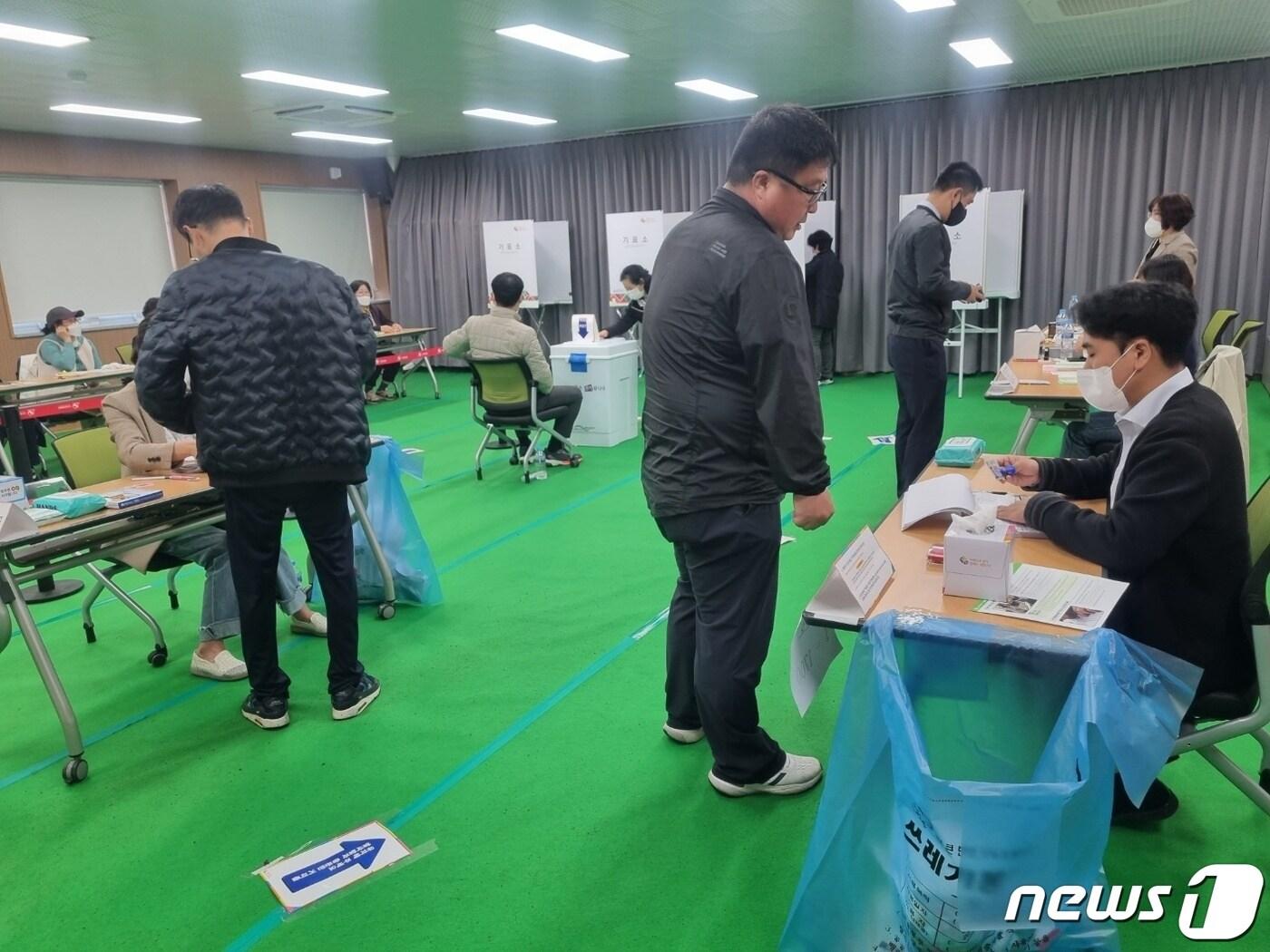 본문 이미지 - 5일 오전 경남 창녕군 창녕읍 제2투표소에서 군민들이 투표에 참여하고 있다./뉴스1 이현동 기자