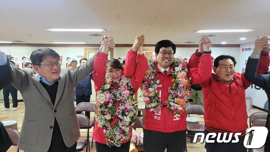 본문 이미지 - '2023 상반기 재·보궐선거' 충북 청주시 나선거구에 출마한 국민의힘 이상조 후보(52·오른쪽 두 번째)와 김병국 청주시의회 의장(오른쪽)이 5일 오후 11시30분쯤 당선을 확정 지은 뒤 세레머니를 하고 있다.(국민의힘 충북도당 제공).2023.4.5/뉴스1