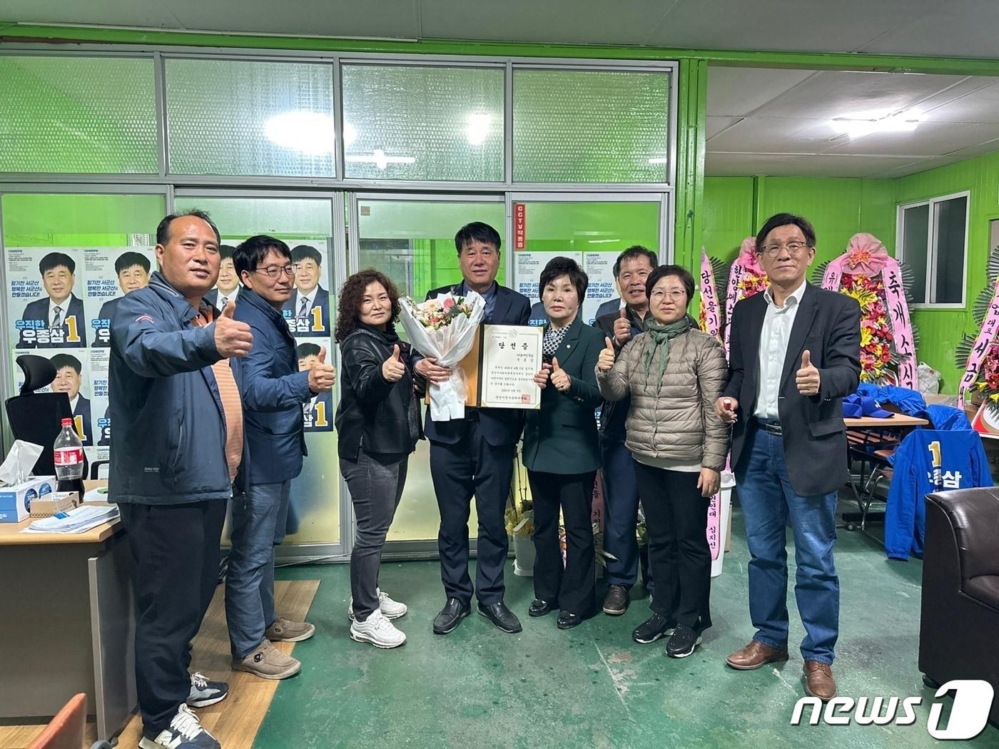 본문 이미지 - 전북 군산시의원 재보선에서 당선된 우종삼 후보가 지지자들로부터 축하를 받고 있다.2023.4.5/뉴스1