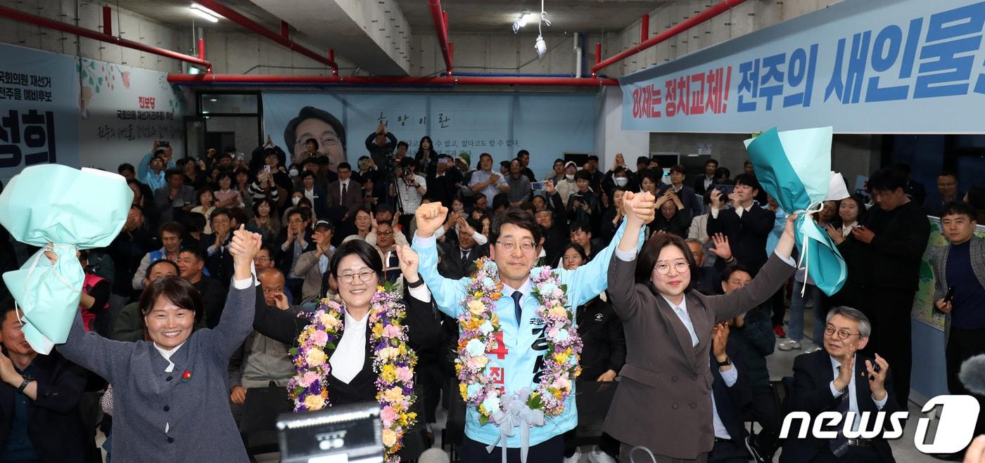 본문 이미지 - 전주을 국회의원 재선거에 당선된 진보당 강성희 당선인이 6일 전북전주시 선거사무실에서 꽃목걸이를 걸고 당선 기쁨을 만끽하고 있다. 2023.4.6/뉴스1 ⓒ News1 유경석 기자