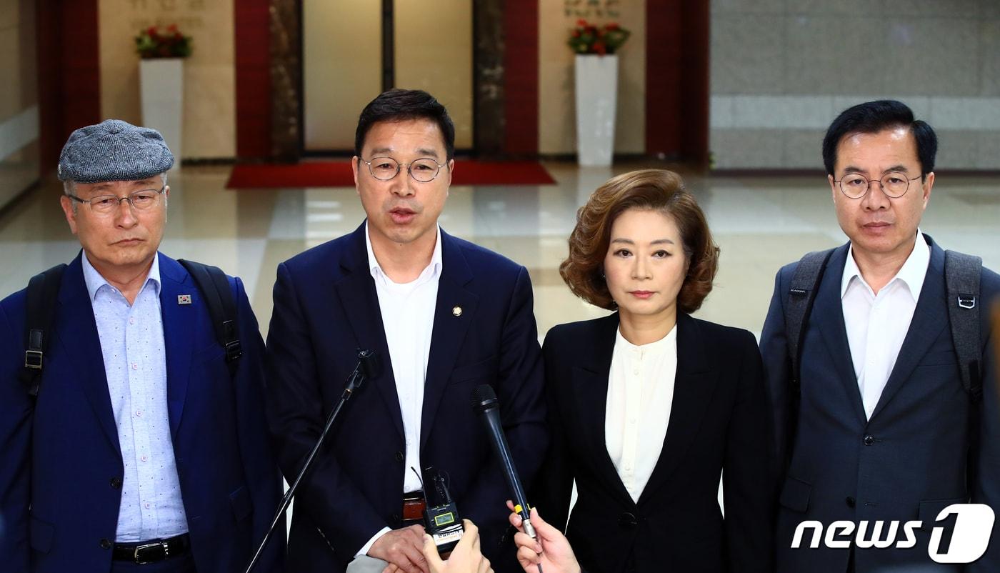 본문 이미지 - 더불어민주당 후쿠시마오염수방출저지대응단 위성곤 단장과 양이원영 의원 등이 6일 오전 서울 강서구 김포국제공항을 통해 일본 출국에 앞서 취재진과 인터뷰를 하고 있다. 민주당 측은 일본의 후쿠시마 원전 오염수 방류 결정에 대해 현지 상황과 일본 내 원전 오염수 방류에 따른 현지 여론은 어떤지 점검·확인하고, 과학적이고 검증 가능한 후쿠시마 원전오염수에 대한 정보를 요구해 일본 현지와의 연대를 강화하여 방류 반대 여론을 공론화할 예정이라고 밝혔다. 2023.4.6/뉴스1 ⓒ News1 박정호 기자