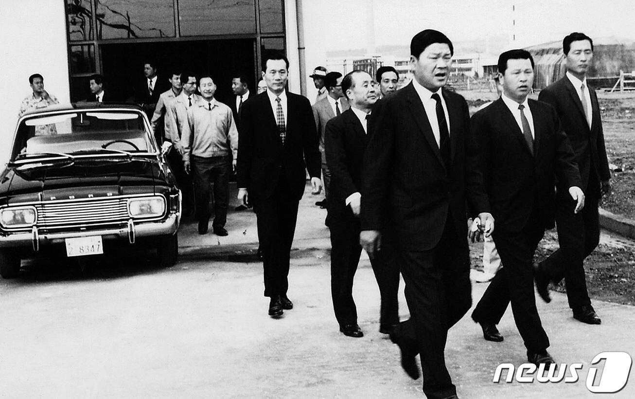 본문 이미지 - 1969년 폴리에스터 원사 공장 준공식 당시 최종건 창업회장(오른쪽 3번째)과 최종현 선대회장(오른쪽 2번째).(SK그룹 제공) ⓒ News1 한재준 기자