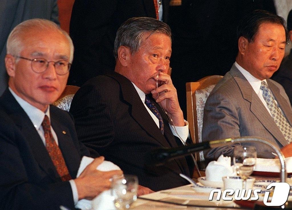 본문 이미지 -  1997년 폐암 수술 후 호흡기를 꽂고 전경련 회의에 참석한 최종현 선대회장의 모습. (SK 제공) 2023.4.6/뉴스1