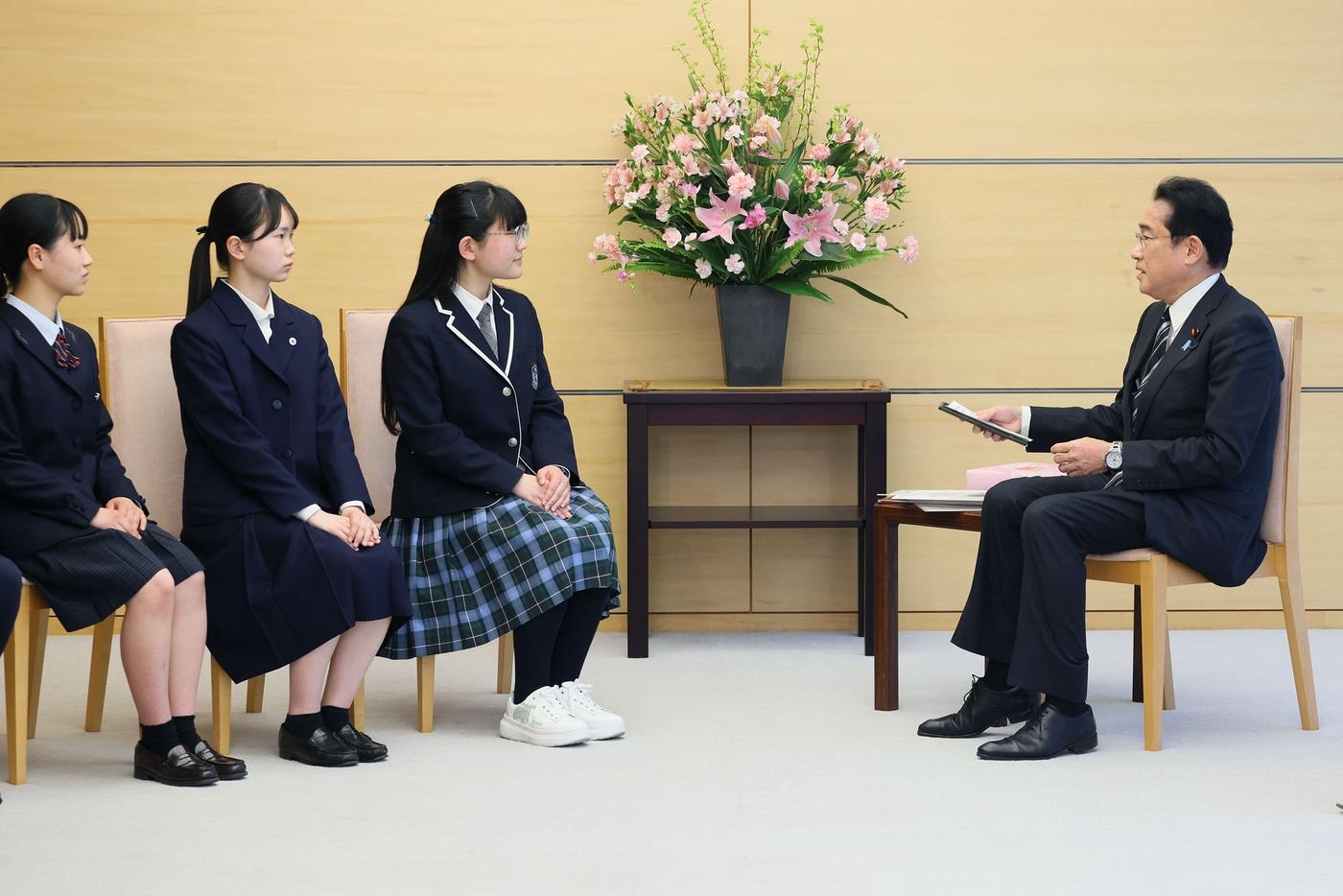 본문 이미지 - 5일 일본 도쿄 총리 관저에서 기시다 후미오 총리가 후쿠시마현 출신 고등학생들과 대화하고 있다. (출처 : 일본 총리관저 누리집)