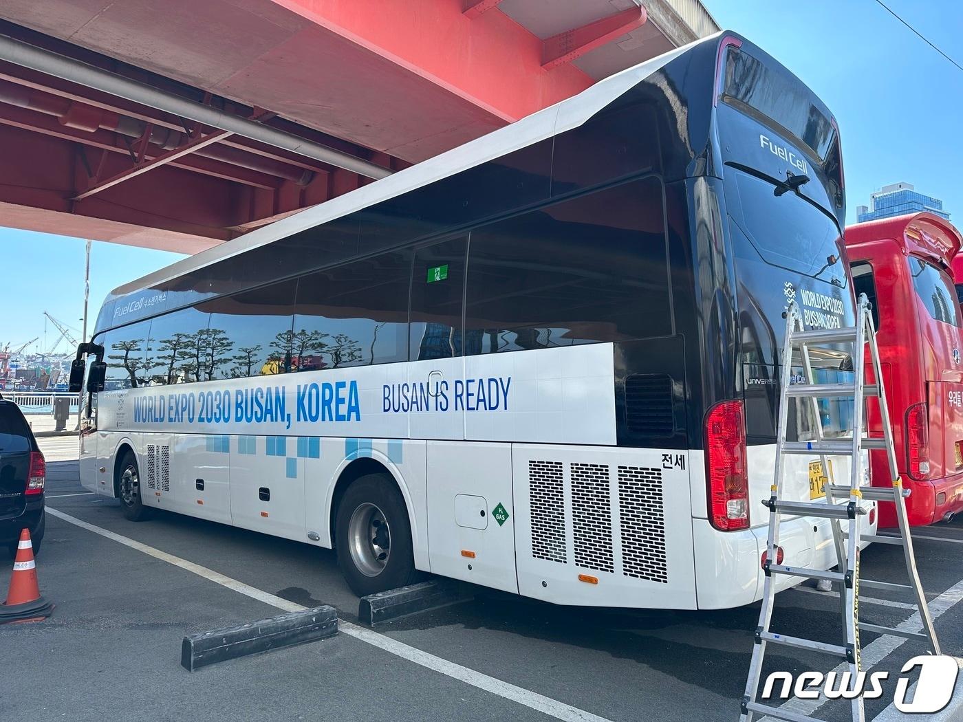 본문 이미지 - SK E&S가 방한한 국제박람회기구(BIE) 실사단의 부산 방문 기간 이동 수단으로 제공한 수소 고상버스.(SK E&S) ⓒ News1 한재준 기자