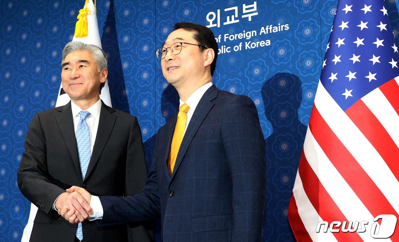 본문 이미지 - 김건 외교부 한반도평화교섭본부장과 성김 미국 국무부 대북특별대표가 6일 오전 서울 종로구 정부서울청사 별관 외교부에서 열린 한미 북핵수석대표 협의에 앞서 기념촬영을 하고 있다. (공동취재) 2023.4.6/뉴스1 ⓒ News1 김명섭 기자