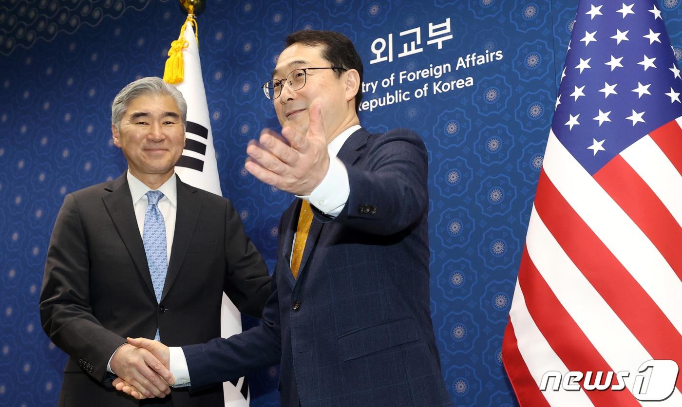 본문 이미지 - 김건 외교부 한반도평화교섭본부장과 성김 미국 국무부 대북특별대표가 6일 오전 서울 종로구 정부서울청사 별관 외교부에서 열린 한미 북핵수석대표 협의에 앞서 기념촬영을 하고 있다. (공동취재) 2023.4.6/뉴스1 ⓒ News1 김명섭 기자
