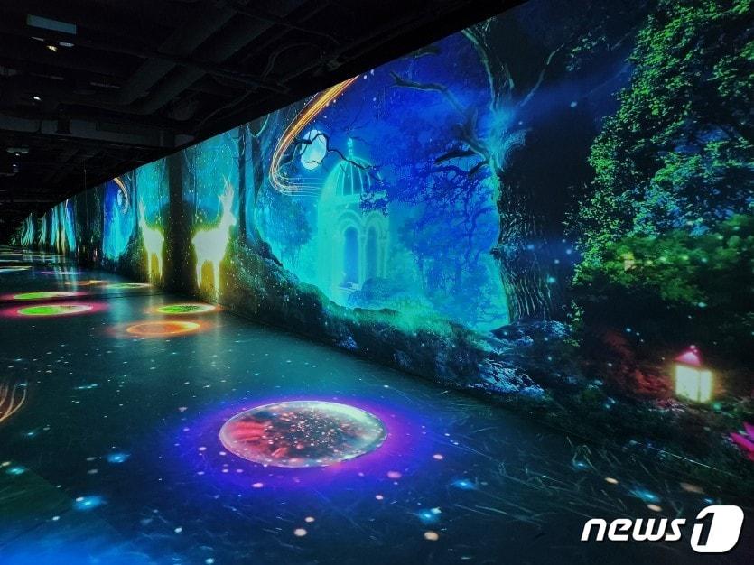 본문 이미지 - 한국수력원자력(주) 한울원자력본부(본부장 박범수)가 왕피천공원에서 문을 연 몰입형 미디어아트 전시관인 '상생나래존'이 관광객들의 호응 속에 운영되고 있다고 밝혔다.(한울원자력본부제공)2023.4.6/뉴스1 