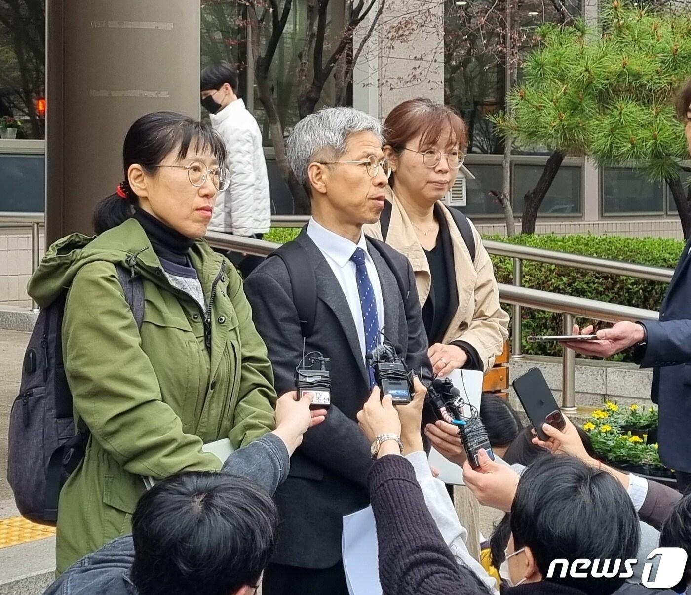 본문 이미지 - 중대재해처벌법 1호 선고에서 재판부가 기업 대표에게 유죄 판결을 내린 6일 경기 의정부지법 고양지원 앞에서 중대재해넷 공동대표인 권영국 변호사가 이번 판결과 관련해 입장을 밝히고 있다.2023.04.06/뉴스1 양희문 기자