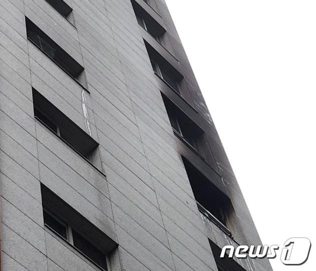 본문 이미지 - 6일 오전 서울 송파구 방이동의 한 오피스텔에서 원인 미상의 화재가 발생해 2시간만에 완전히 꺼졌다. 2023.4.6/뉴스1 ⓒ News1 유민주 기자