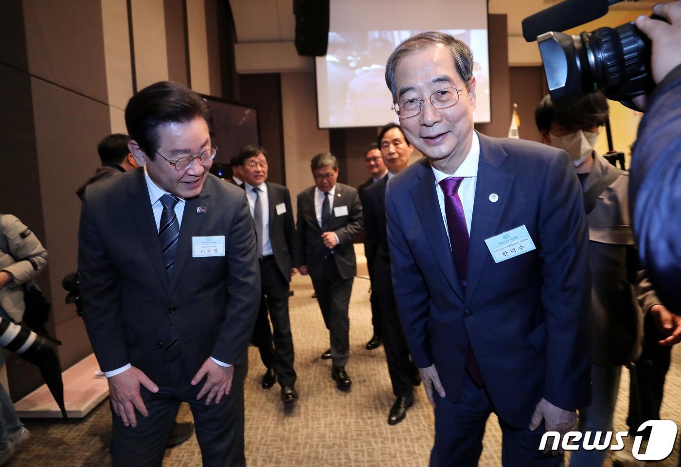 본문 이미지 - 한덕수 국무총리가 2023년 4월 6일 서울 중구 프레스센터에서 열린 제67회 신문의 날 기념식에서 이재명 더불어민주당 대표와 인사를 나누고 있다. 2023.4.6/뉴스1 ⓒ News1 박지혜 기자