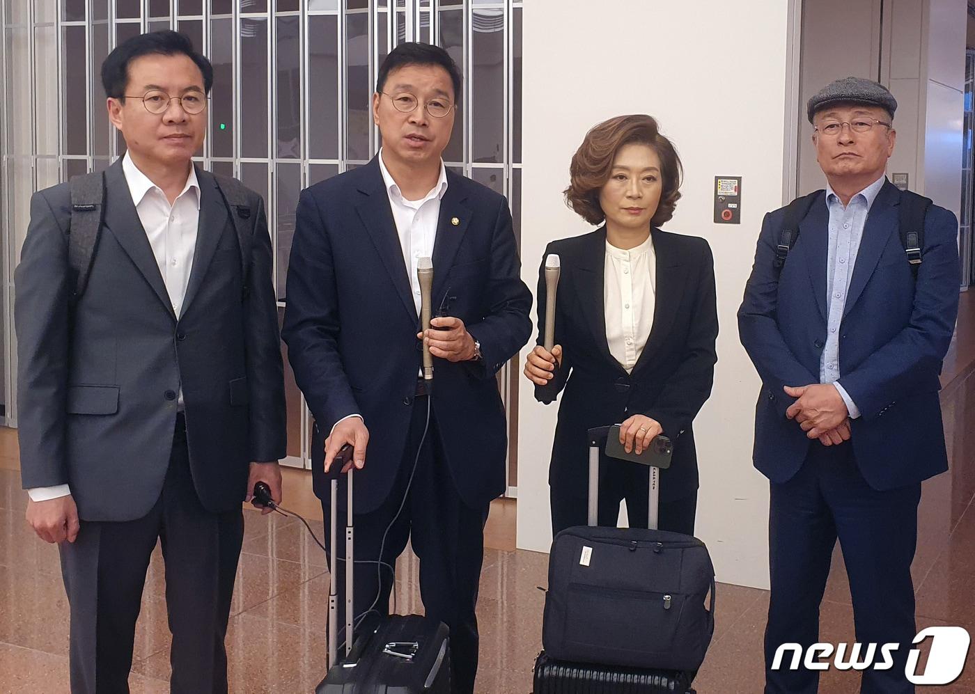 본문 이미지 - 더불어민주당 후쿠시마오염수방출저지대응단 위성곤 단장과 양이원영 의원 등이 6일 오전 일본 하네다 공항에 도착해 취재진과 인터뷰를 하고 있다.  (더불어민주당 제공) 2023.4.6/뉴스1 ⓒ News1 송원영 기자