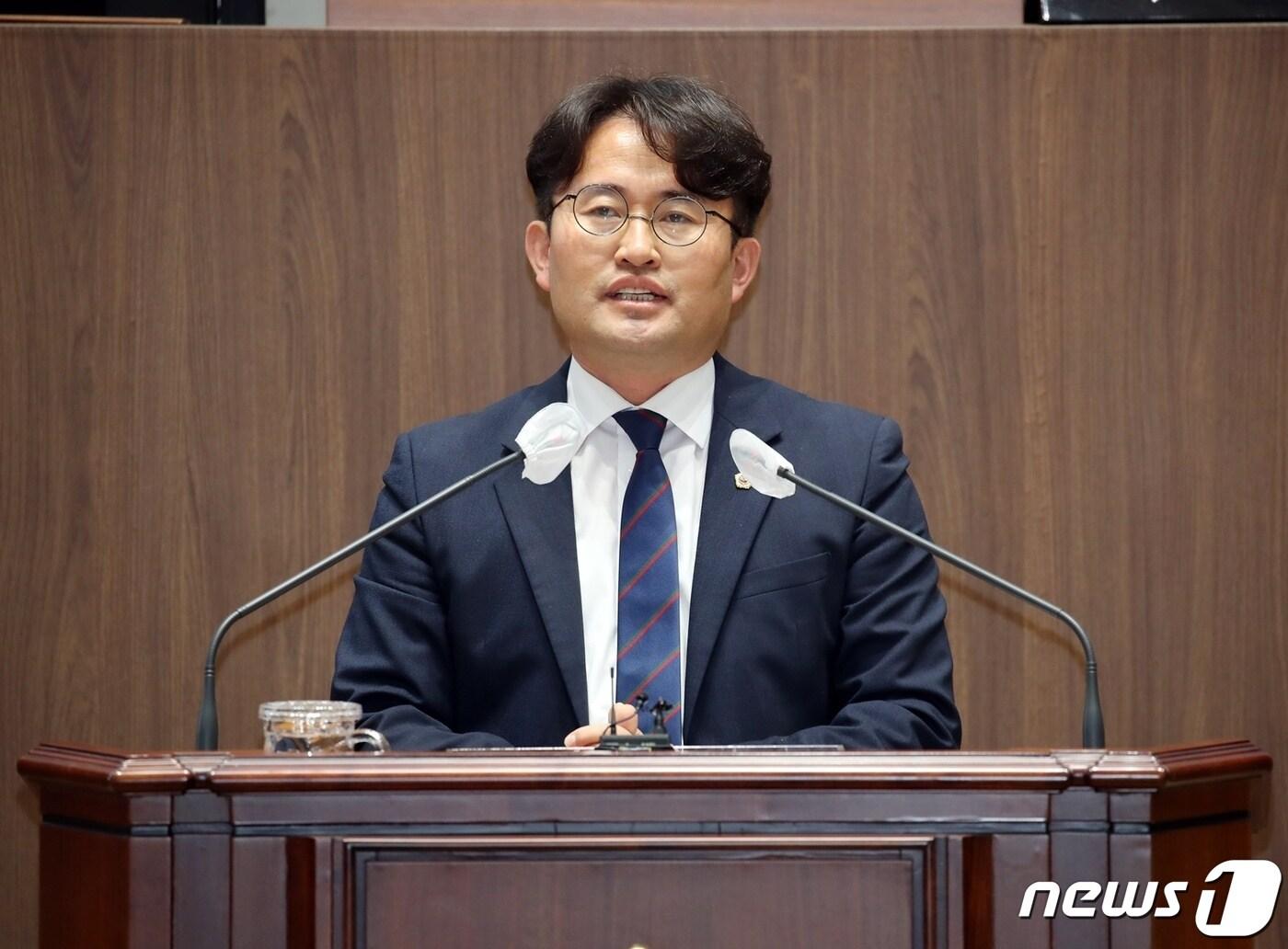 본문 이미지 - 6일 안장헌 충남도의원이 일본 후쿠시마 원전 오염수 배출로 충남의 수산물 소비가 연간 5900억원 감소할 것으로 추산된다며 충남도 대책을 촉구하고 있다.(충남도의회 제공)/뉴스1