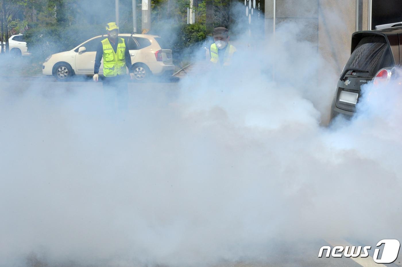 깔따구 퇴치를 위한 연막 소독 작업 <자료사진> 2023.4.6/뉴스1 ⓒ News1 최창호 기자