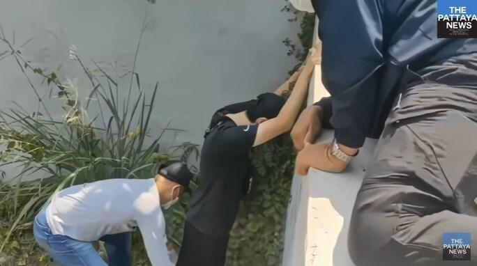 본문 이미지 - 부모에게 돈을 송금 받기 위해 "태국에서 납치됐다"고 거짓말한 24세 남성 김모씨가 구조를 위해 출동한 경찰을 피해 달아나다가 붙잡혔다. 사진은 파타야 현지에서 경찰에 붙잡힌 김씨가 몸수색을 받고 있는 모습. (태국 '파타야뉴스')