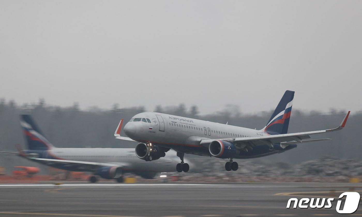 러시아 국적기 아에로플로트가 모스크바 셰레메티예보 국제공항 활주로에서 이륙하고 있다. 2020.03.04 ⓒ 로이터=뉴스1 ⓒ News1 권진영 기자