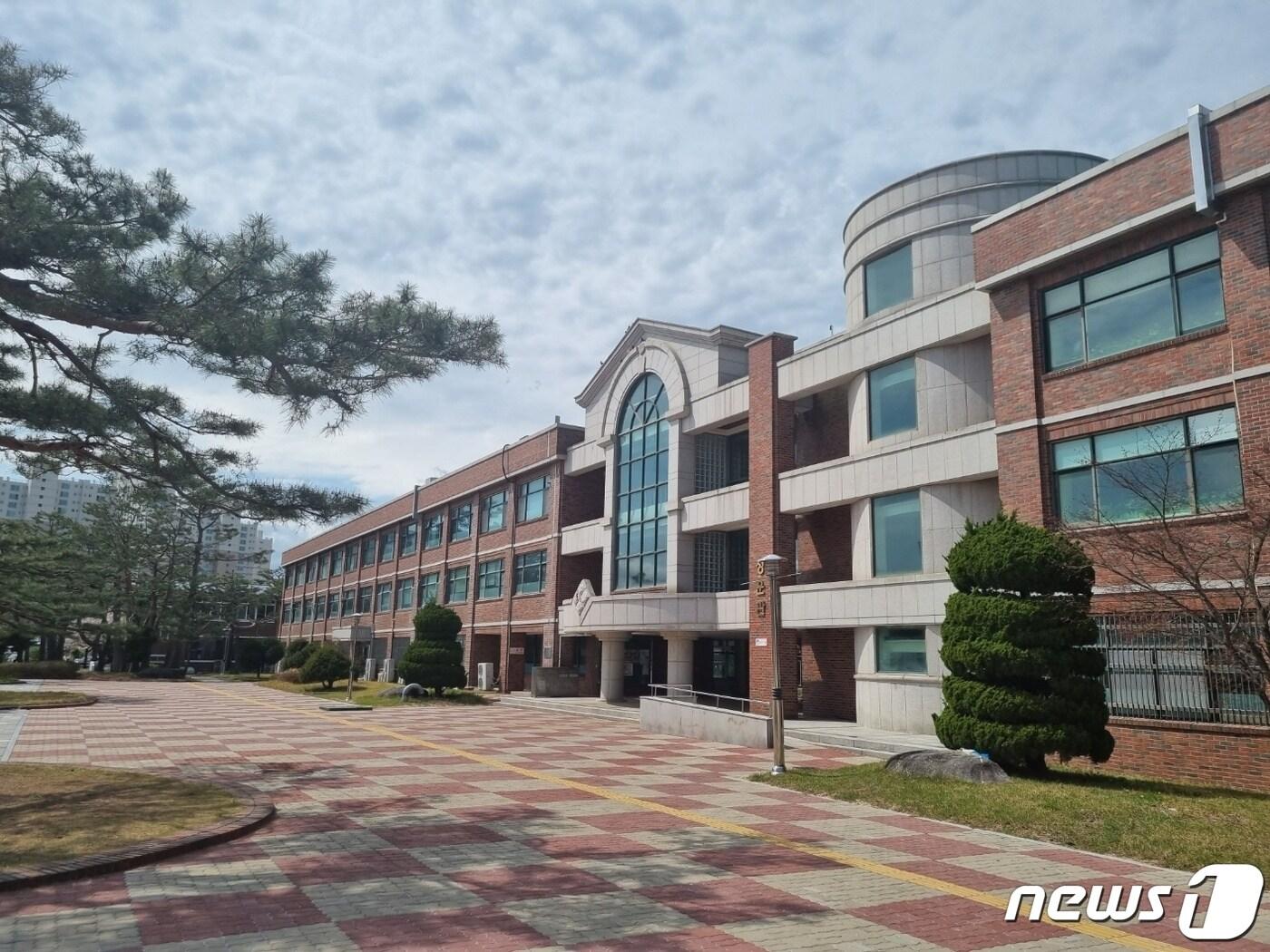 본문 이미지 - 강원도 제2청사 사무공간으로 임시 사용될 예정인 강릉 주문진읍 강원도립대 청운관 전경.2023.4.6/뉴스1 윤왕근 기자