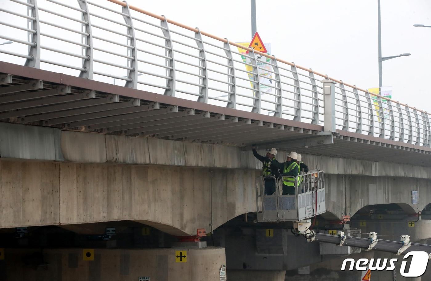 본문 이미지 - 교량 안전점검 자료사진. (사진은 기사 내용과 무관함) / 뉴스1 
