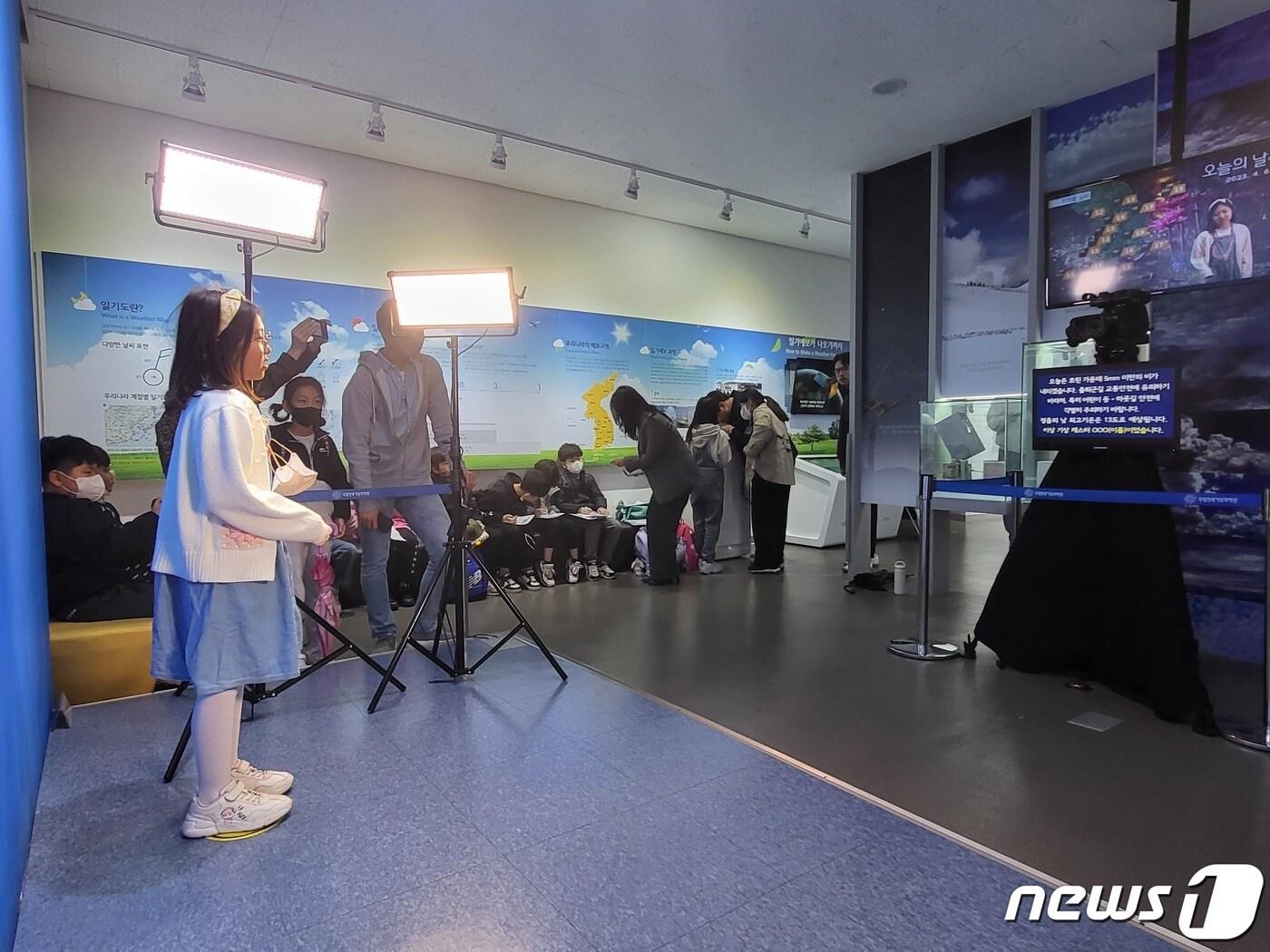 본문 이미지 - 6일 오전 11시께 국립전북기상과학관 2층에 마련된 '나도예보관' 체험관에서는 김제의 한 초등학교 3·4학년 학생들이 기상예보관 체험을 하고 있다.2023.4.6/뉴스1