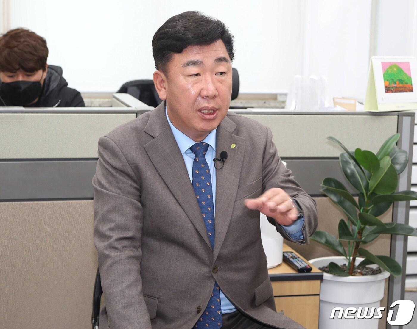 본문 이미지 - 이범석 충북 청주시장이 6일 청주시청 임시청사 기자실에서 해외 출장을 앞두고 기자들과 대화를 나누고 있다.(청주시 제공).2023.4.6/뉴스1