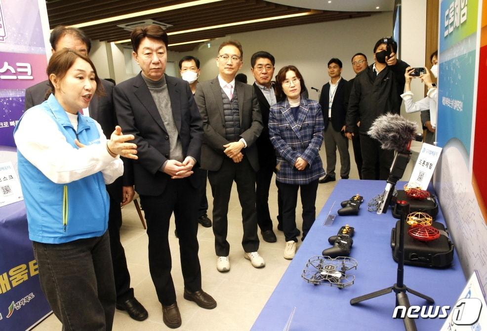 본문 이미지 - 6일 다가서당에서 ‘디지털배움터’ 개강식이 개최됐다. 이 곳에서는 디지털 기기 사용에 어려움을 겪는 시민이면 누구나 교육을 받을 수 있다.(전주시 제공)/뉴스1