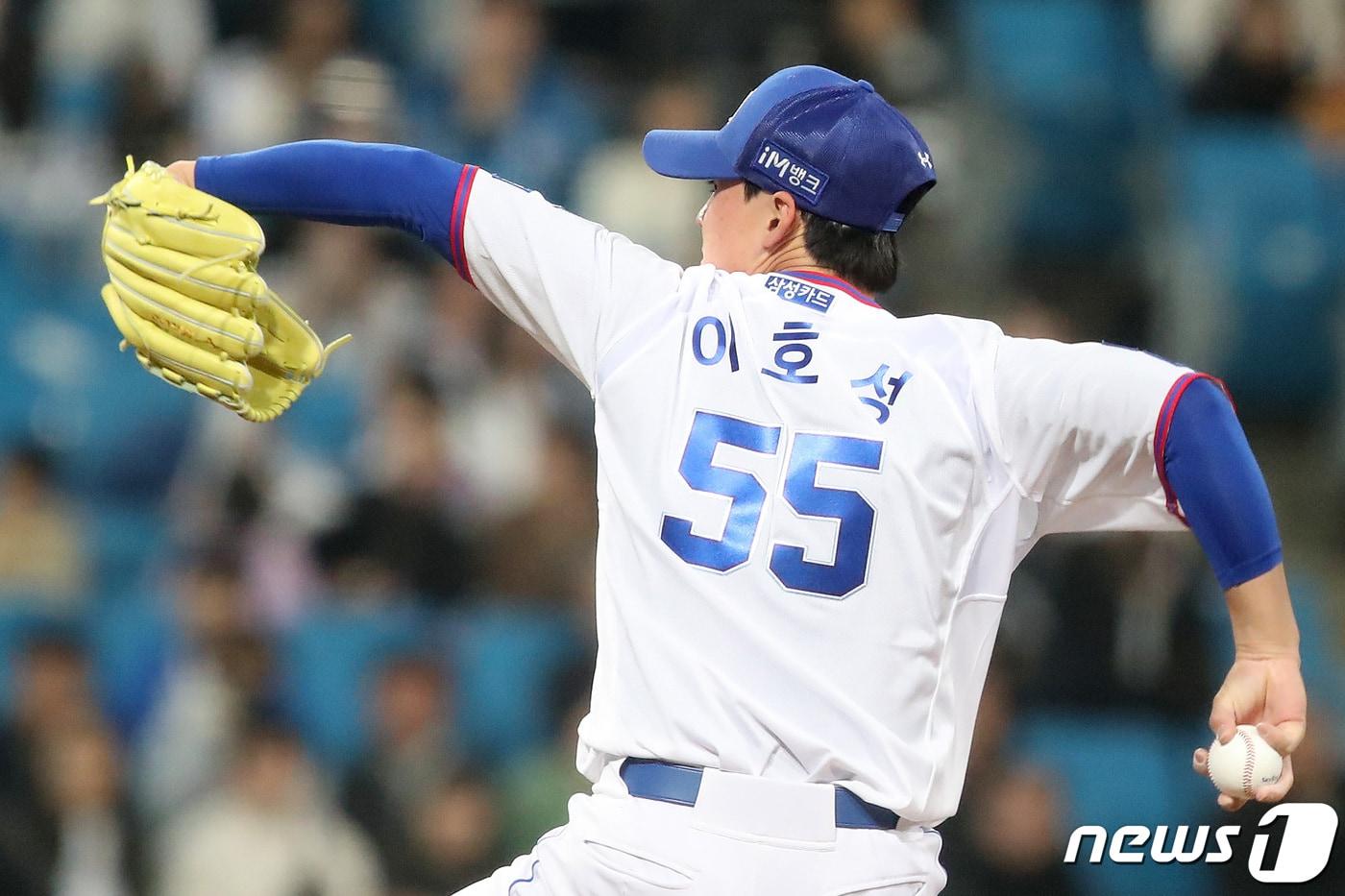 본문 이미지 - 6일 오후 대구 삼성라이온즈파크에서 열린 프로야구 '신한은행 SOL 2023 KBO리그' 한화 이글스와 삼성 라이온즈의 경기, 3회초 교체된 삼성 이호성이 역투하고 있다. 2023.4.6/뉴스1 ⓒ News1 공정식 기자