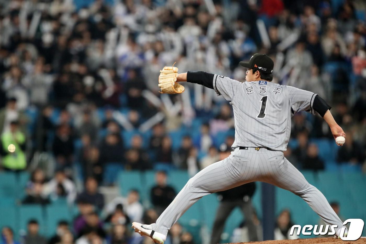 6일 오후 대구 삼성라이온즈파크에서 열린 프로야구 '신한은행 SOL 2023 KBO리그' 한화 이글스와 삼성 라이온즈의 경기, 한화 선발 문동주가 5회까지 무실점 역투하고 있다. 2023.4.6/뉴스1 ⓒ News1 공정식 기자