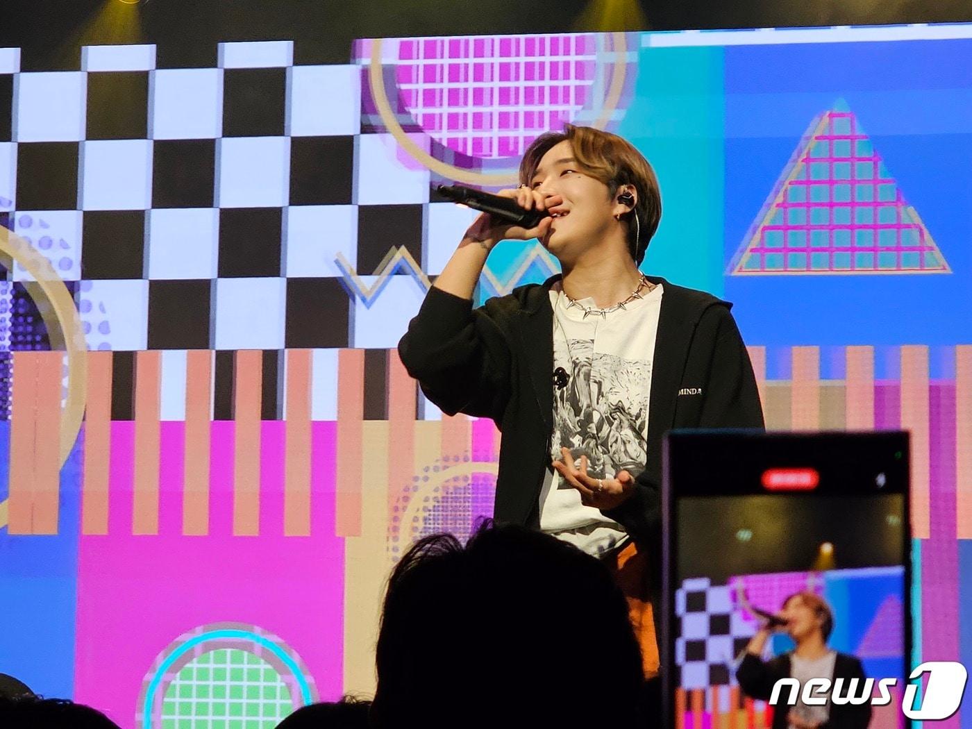 본문 이미지 - 지난달 25일 서울시 마포구 무신사 개러지에서 열린 '울트라 콘서트'에서 힙합 아티스트 '비오'가 공연을 하고 있다. 갤럭시S23 울트라로 촬영한 사진. 2023.3.25/뉴스1 ⓒ News1 이기범 기자