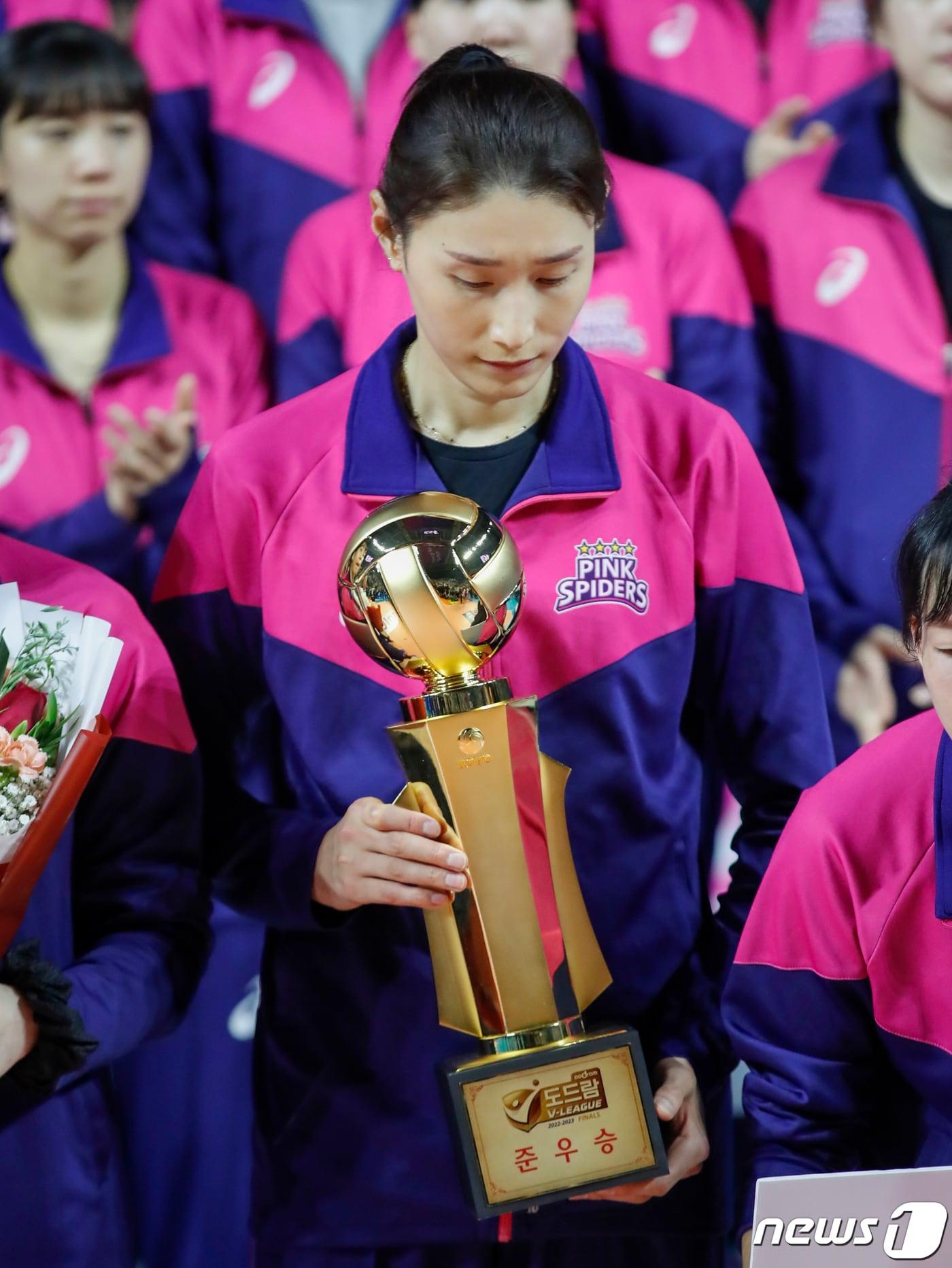 본문 이미지 - 흥국생명 김연경이 6일 오후 인천 부평구 삼산월드체육관에서 열린 여자프로배구 2022-2023 V리그 챔피언 결정전 흥국생명과 한국도로공사 5차전 경기에서 세트 스코어 3대2로 패배 후 준우승 트로피를 들고 있다.2023.4.6/뉴스1 ⓒ News1 김도우 기자