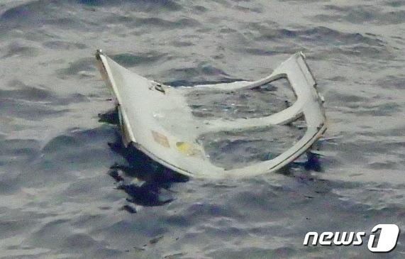 본문 이미지 - 6일 일본 오키나와현 미야코지마 인근 바다에 실종된 육상자위대 헬기의 것으로 보이는 창틀 부품이 떠 있다. ⓒ 로이터=뉴스1 ⓒ News1 권진영 기자