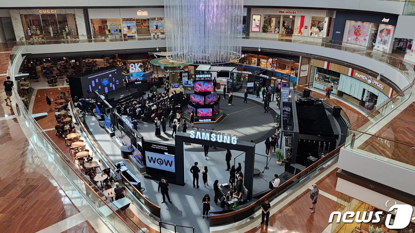 싱가포르 마리나 베이 샌즈에 마련한 삼성전자 TV 신제품 체험존 전경. (삼성전자 제공) 2023.4.7/뉴스1