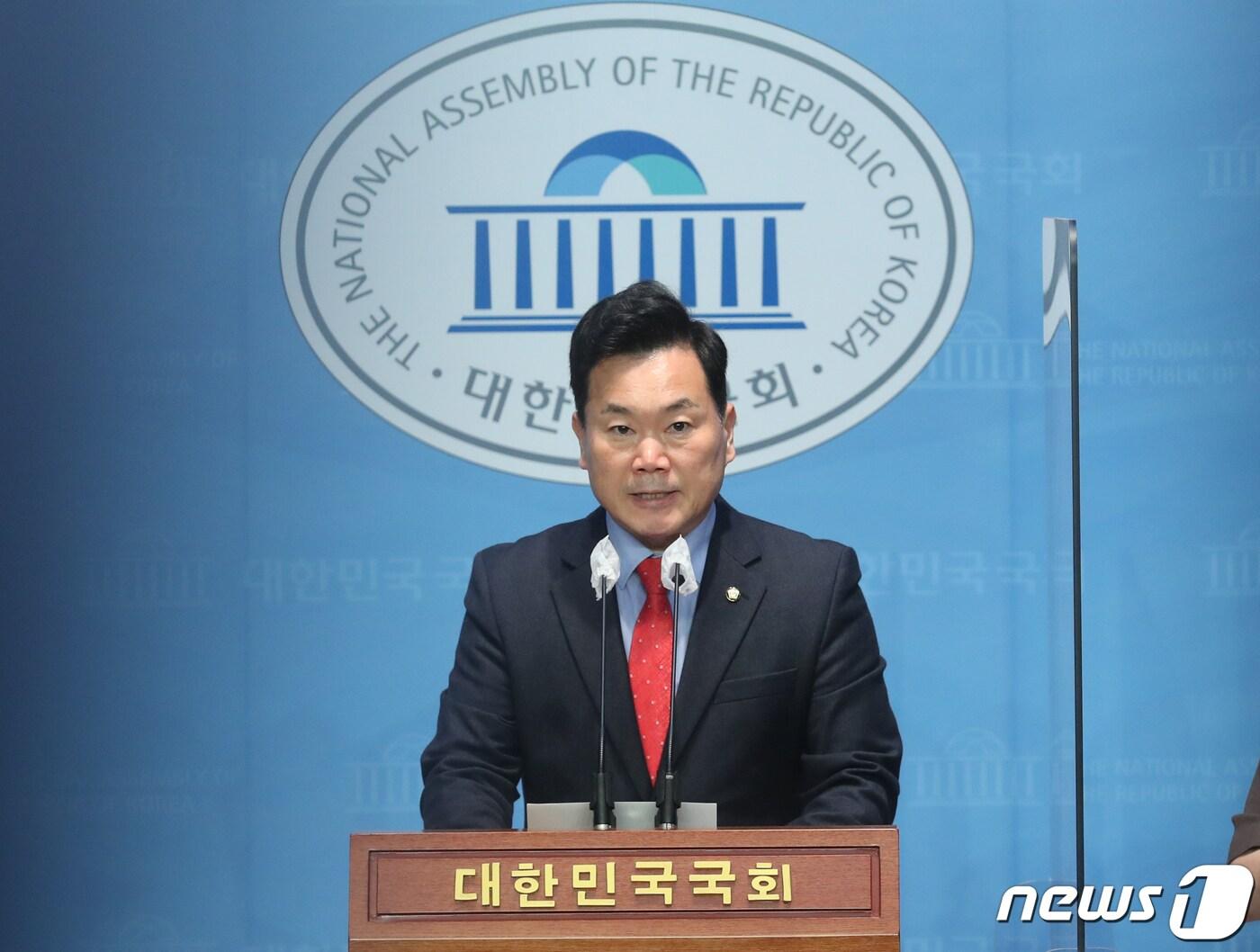 본문 이미지 - 김승수 국민의힘 의원이 7일 오전 서울 여의도 국회 소통관에서 축구협회 비위 행위자 기습 사면 규탄 기자회견을 하고 있다. 2023.4.7/뉴스1 ⓒ News1 송원영 기자