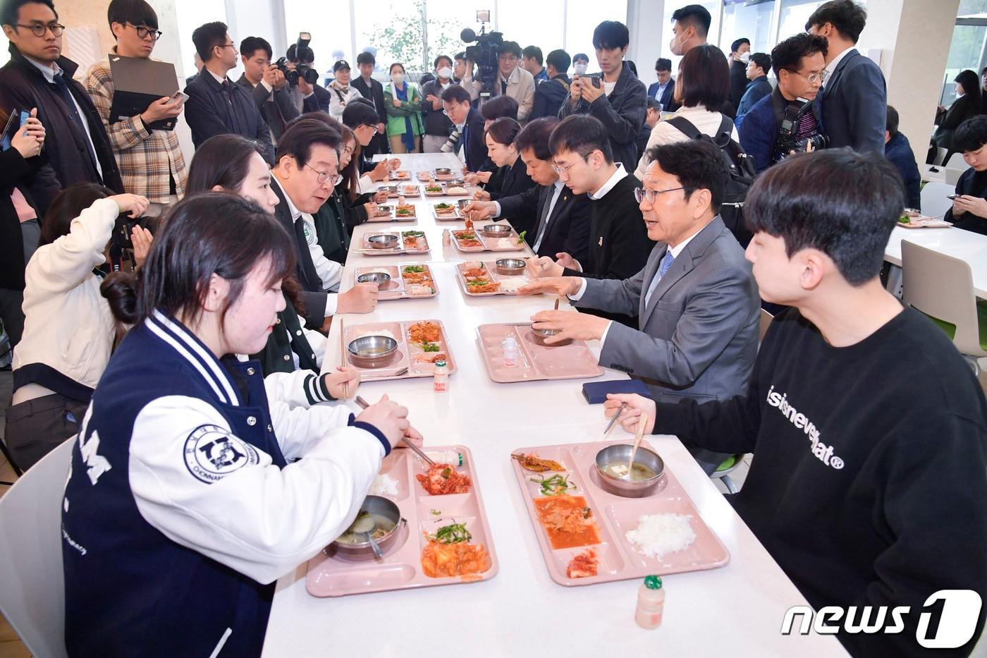 본문 이미지 - 강기정 광주시장이 지난 4월7일 오전 북구 전남대 제1학생회관 식당 '천원의 아침밥' 현장을 찾아 이재명 더불어민주당 대표, 정성택 전남대총장, 학생 등과 식사를 하며 대화를 나누고 있다.(광주시 제공)2023.4.7/뉴스1 