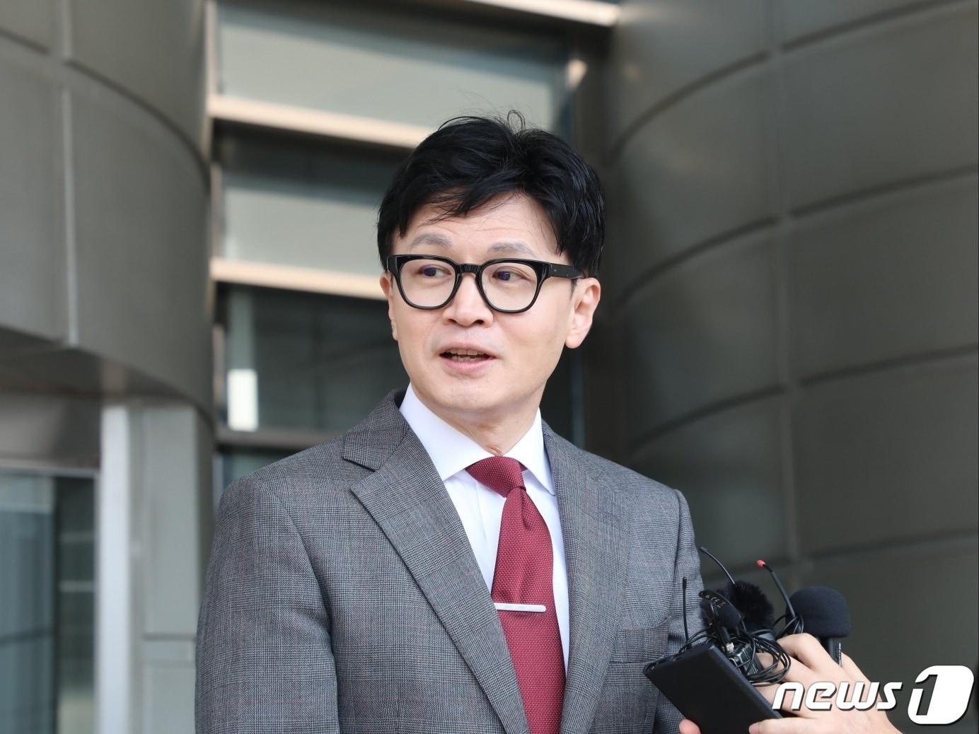 본문 이미지 - 한동훈 법무부 장관이 7일 오전 정책 현장 방문을 위해 부산 연제구 부산고등‧지방검찰청을 방문하며 취재진의 질문에 답하고 있다.2023.4.7/뉴스1 ⓒ News1 노경민 기자