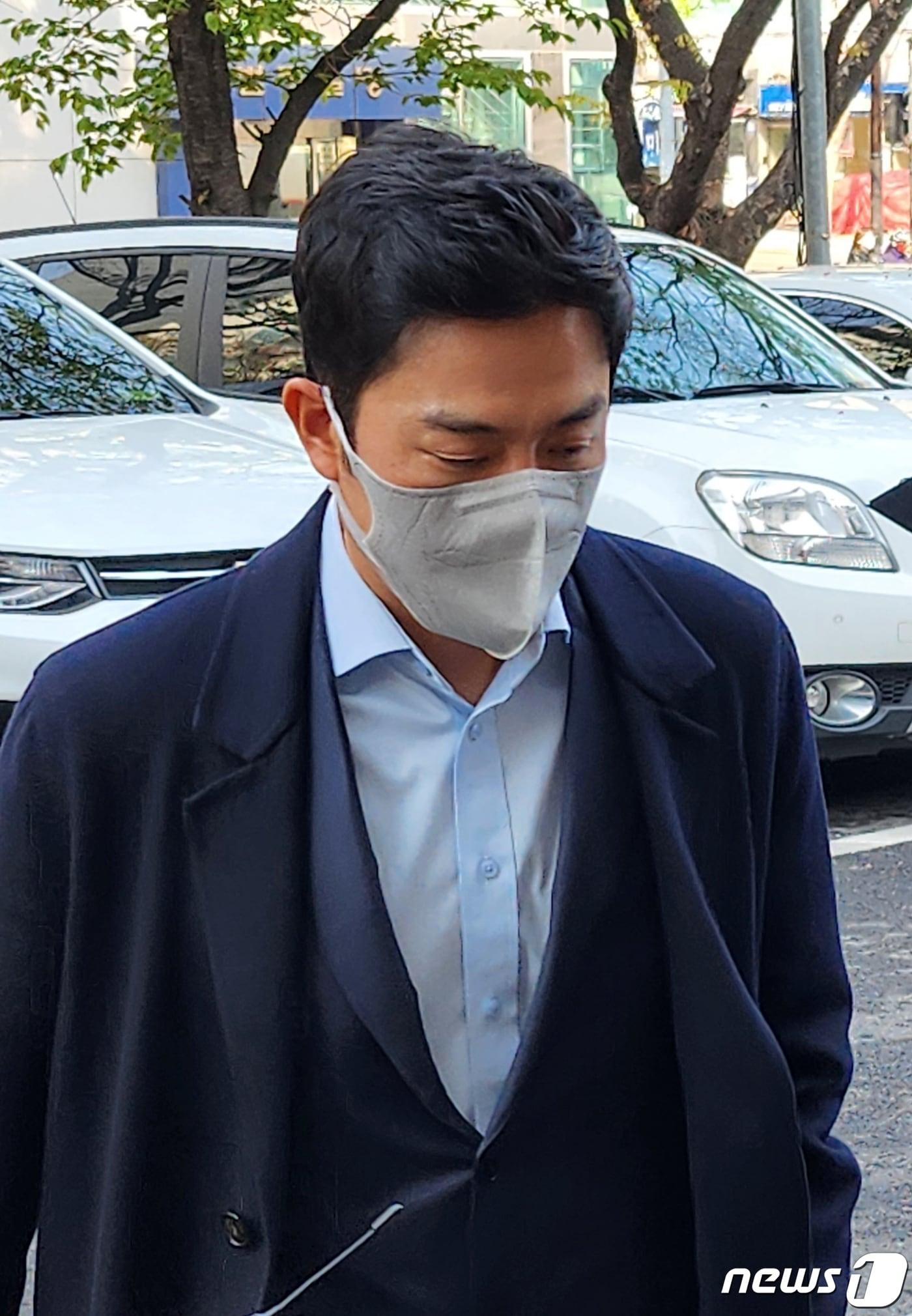 본문 이미지 - 배우 성유리의 남편 프로골퍼 안성현(42)이 7일 오전 서울남부지법에서 열린 국속 전 피의자 심문(영장실질심사)에 출석하고 있다. 안성현은 특정 암호화폐 업체로부터 코인 여러 개를 빗썸에 상장시켜달라는 청탁을 받고 수십억원을 받은 혐의(특정범죄가중처벌법상 사기, 배임수재 등)를 받고 있다. 2023.4.7/뉴스1 ⓒ News1 한병찬 기자