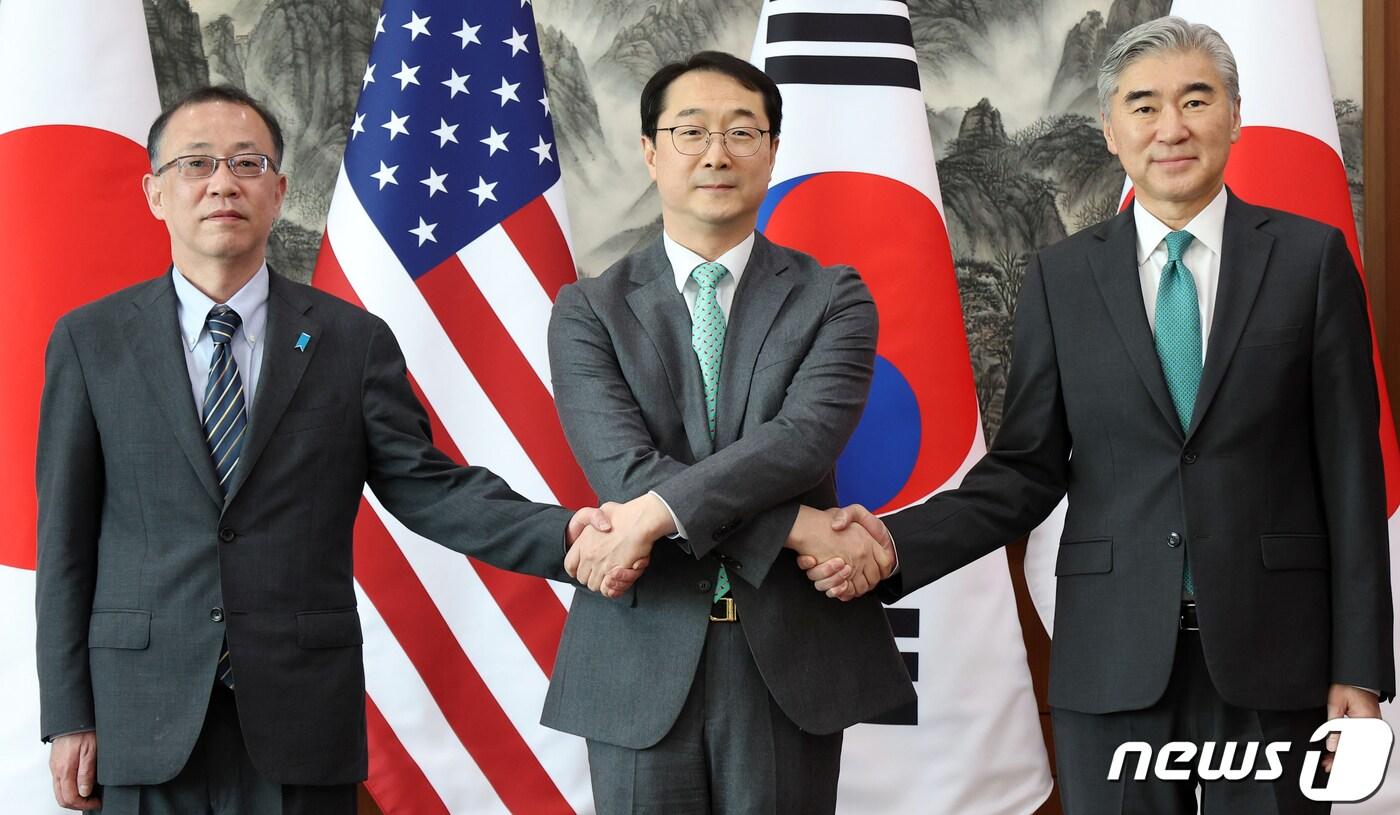 본문 이미지 - 우리 측 북핵 수석대표 김건 한반도 평화 교섭본부장과 미국 측 수석대표 성 김 미 국무부 대북 특별대표, 일본 측 수석대표 후나코시 다케히로 일본 외무성 아시아·대양주 국장이 7일 오전 서울 종로구 정부서울청사 별관 외교부에서 열린 한·미·일 북핵 수석대표 협의에 앞서 손을 맞잡고 있다. (공동취재) 2023.4.7/뉴스1 ⓒ News1 김명섭 기자