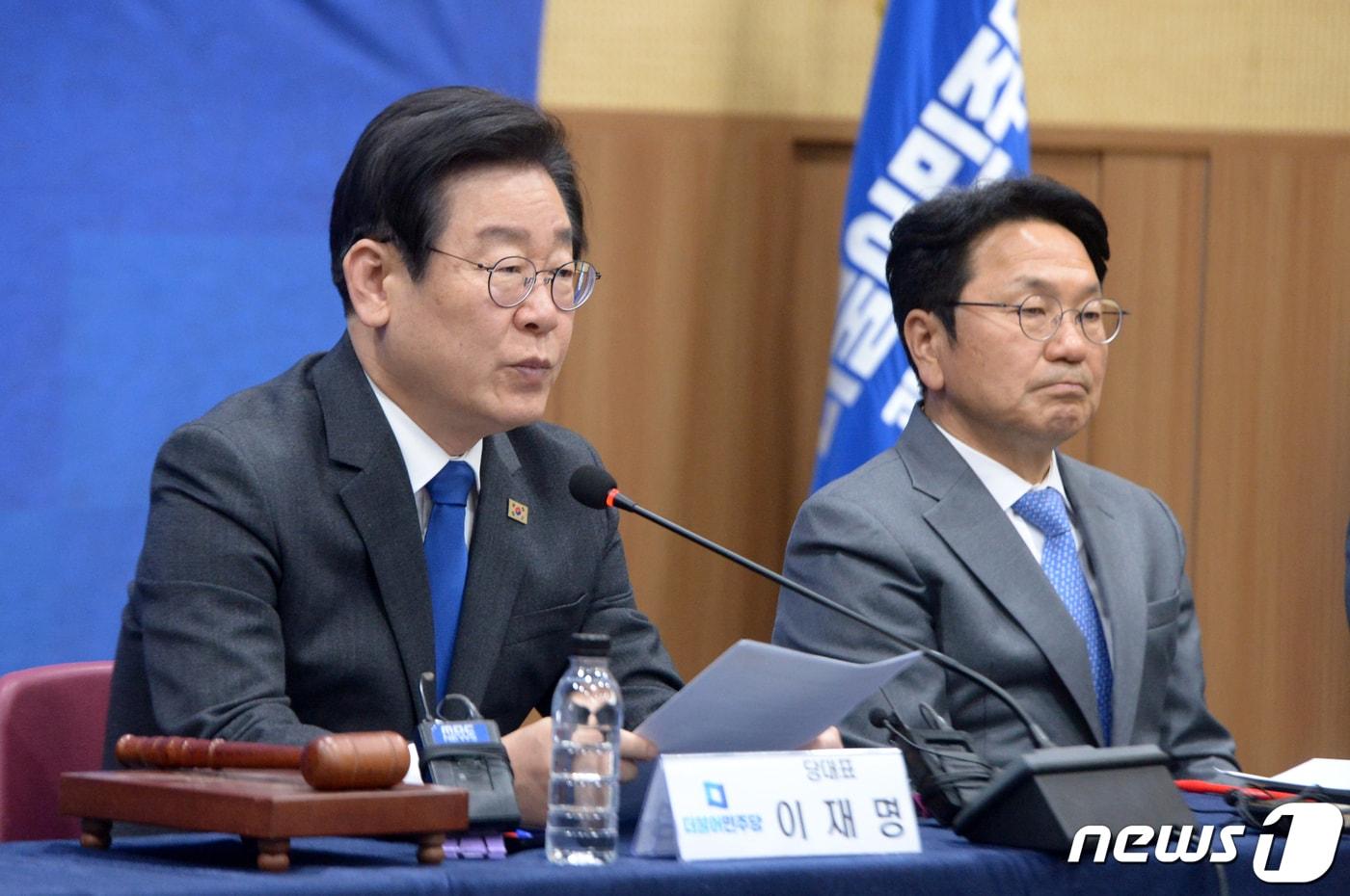 본문 이미지 - 이재명 더불어민주당 대표가 7일 오후 광주 서구 치평동 김대중컨벤션센터에서 열린 더불어민주당 제93차 광주 현장 최고위원회의에서 모두발언하고 있다. 오른쪽은 강기정 광주시장.2023.4.7/뉴스1 ⓒ News1 이승현 기자