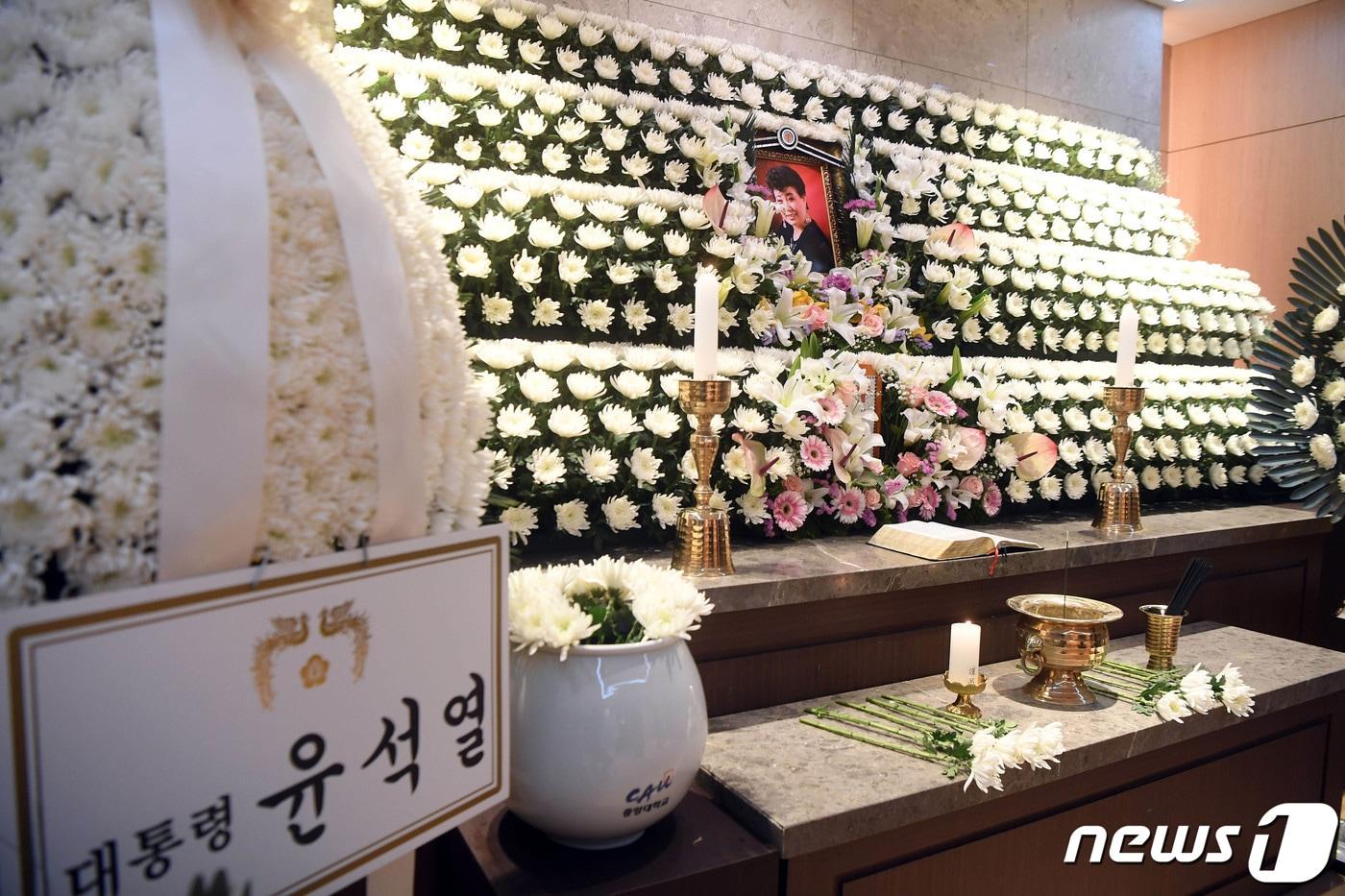 본문 이미지 - 지난 4월 7일 오전 서울 중앙대학교병원 장례식장에 마련된 원로가수 고(故) 현미(본명 김명선)의 빈소에 윤석열 대통령이 보낸 근조화환이 놓여 있다. ⓒ News1 사진공동취재단