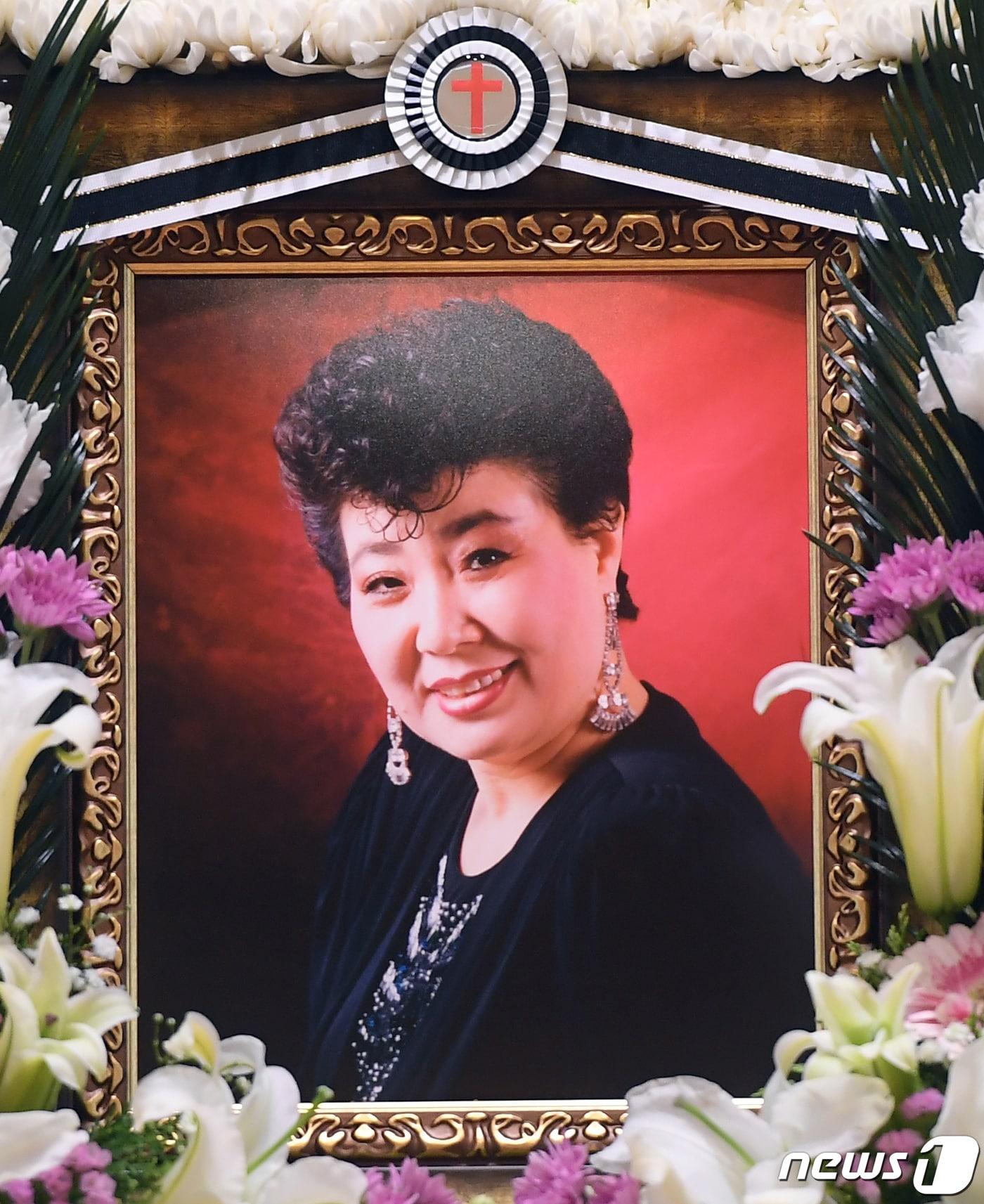 본문 이미지 - 7일 오전 서울 중앙대학교병원 장례식장에 마련된 원로가수 고(故) 현미(본명 김명선)의 빈소에 고인의 영정사진이 놓여 있다. 장례식은 사단법인 대한가수협회장으로 거행된다. 2023.4.7 ⓒ 뉴스1 사진공동취재단