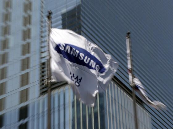 본문 이미지 - 삼성전자가 메모리 반도체 업황 악화에 올해 1분기 영업이익이 96% 가까이 증발하며 14년 만의 최저 수준으로 떨어졌다. ‘어닝 쇼크’(실적 충격)를 맞은 삼성전자는 처음으로 메모리 감산을 공식화했다. 사진은 서울 서초구 삼성전자 서초사옥. 2023.4.7/뉴스1 ⓒ News1 신웅수 기자