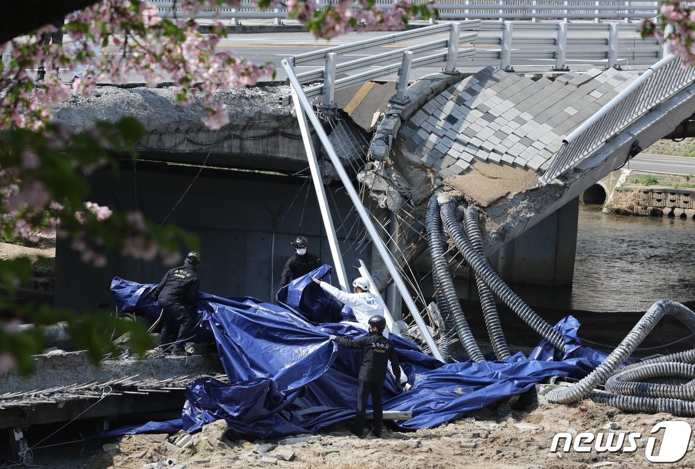 붕괴된 정자교 보행로. /뉴스1