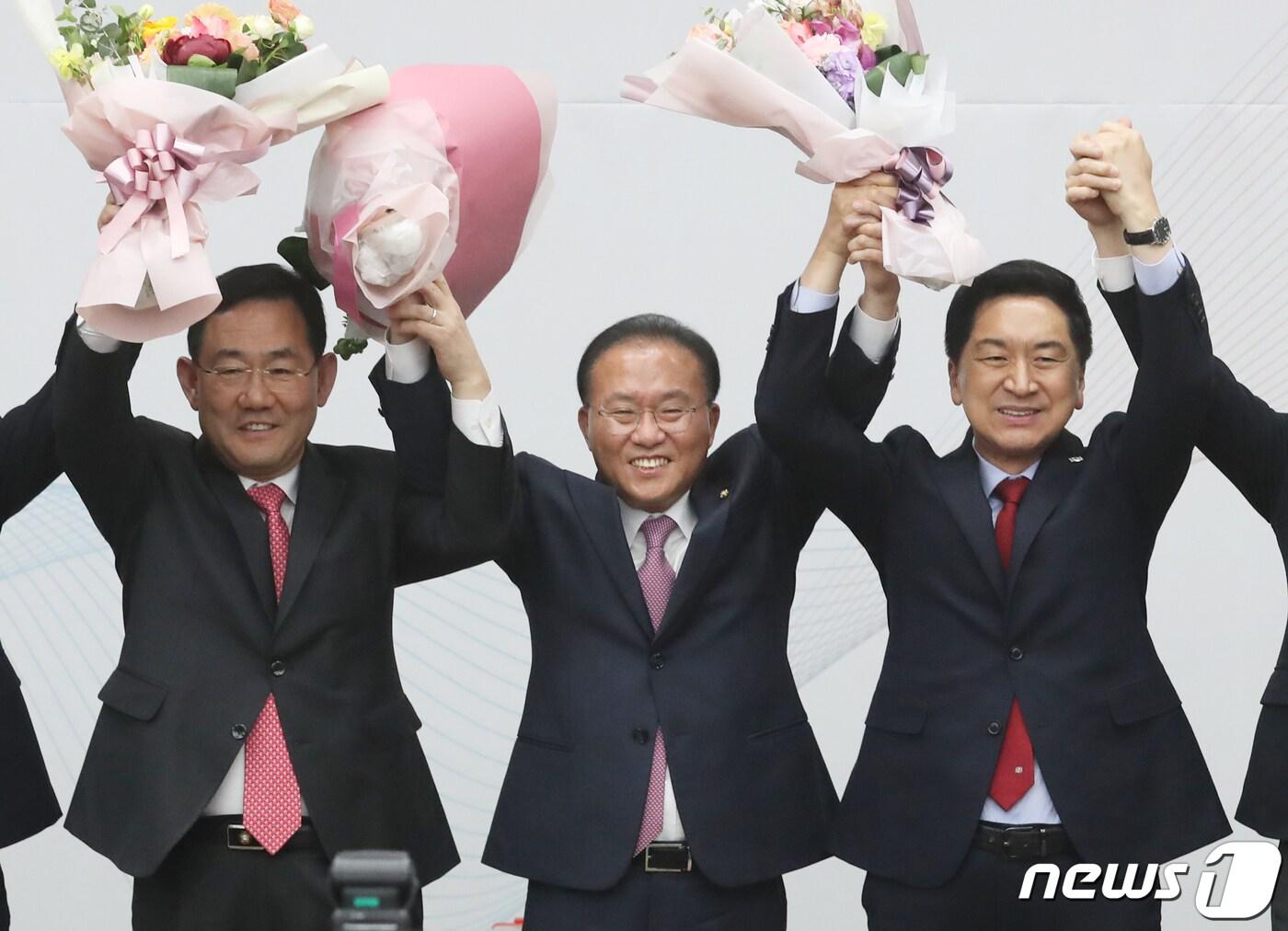 본문 이미지 - 김기현 국민의힘 대표와 윤재옥 신임 원내대표, 주호영 전임 원내대표가 7일 서울 여의도 국회에서 열린 '2023 원내대표 선출 의원총회'에서 기념촬영을 하고 있다. 2023.4.7/뉴스1 ⓒ News1 송원영 기자