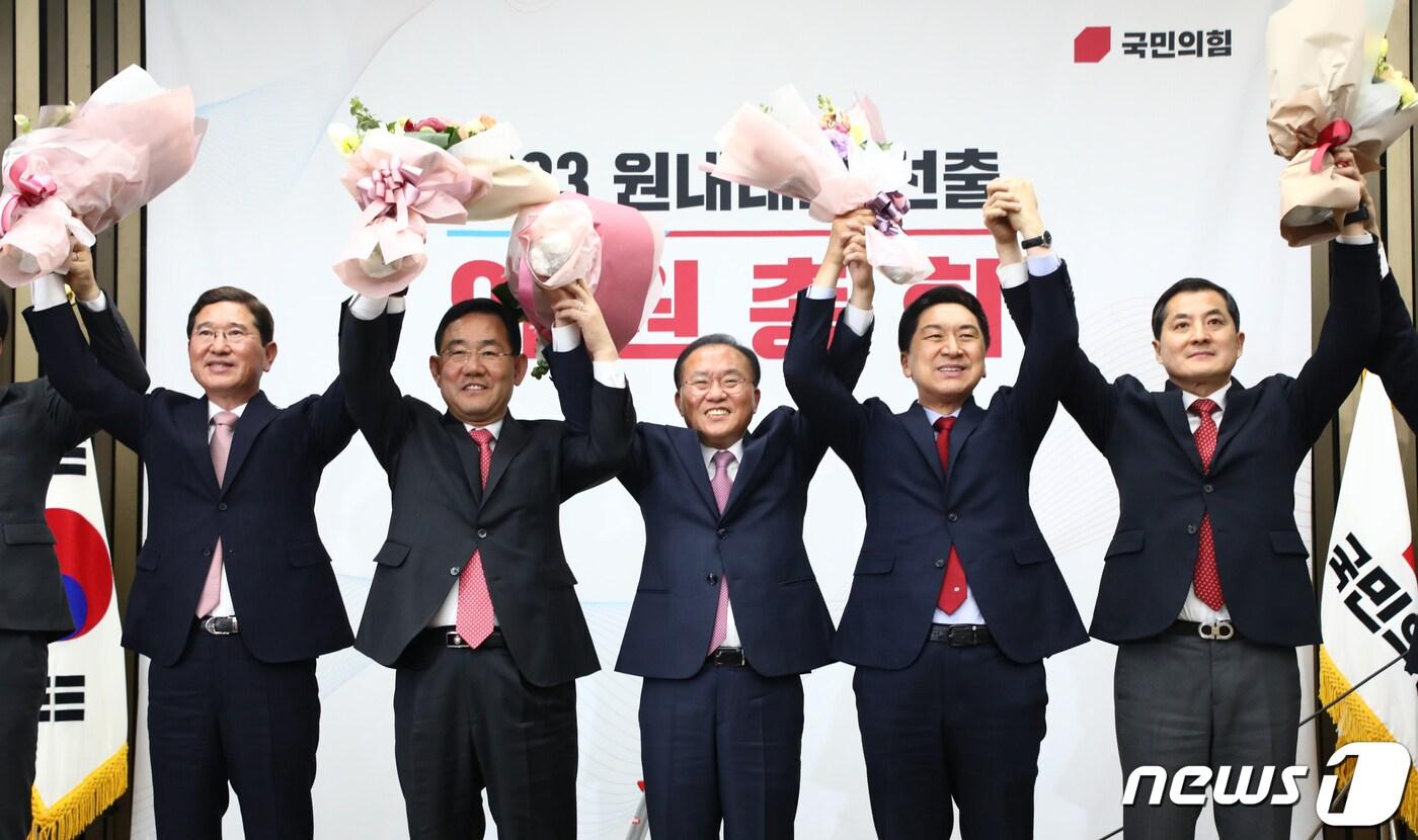 본문 이미지 - 김기현 국민의힘 대표와 윤재옥 신임 원내대표 등이 7일 서울 여의도 국회에서 열린 '2023 원내대표 선출 의원총회'에서 기념촬영을 하고 있다. 왼쪽부터 김학용 의원, 주호영 전 원내대표, 윤재옥 신임 원내대표, 김기현 대표, 박대출 정책위의장. (공동취재) 2023.4.7/뉴스1 ⓒ News1 황기선 기자