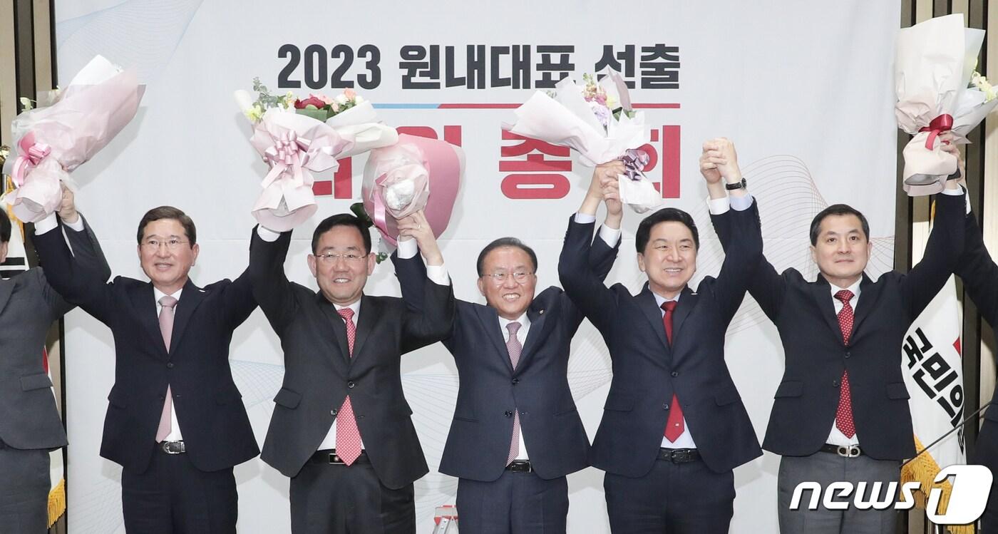본문 이미지 - 김기현 국민의힘 대표와 윤재옥 신임 원내대표 등이 7일 서울 여의도 국회에서 열린 '2023 원내대표 선출 의원총회'에서 기념촬영을 하고 있다. (공동취재) 2023.4.7/뉴스1 ⓒ News1 황기선 기자