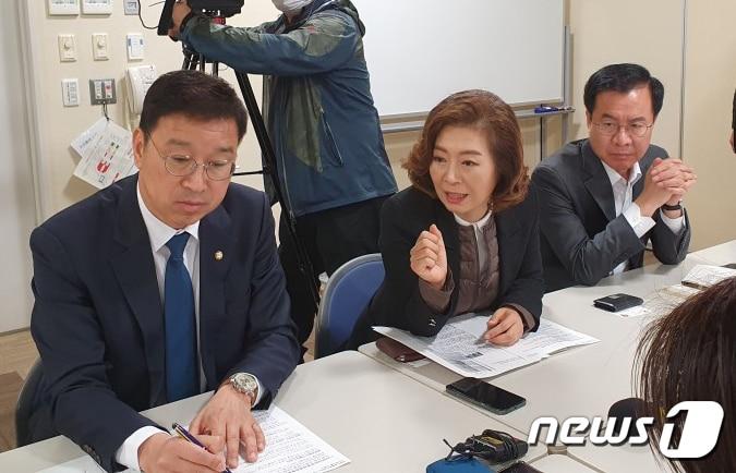 본문 이미지 - 더불어민주당 후쿠시마 원전 오염수 대책단 소속 윤영덕·위성곤·양이원영 의원이 7일 일본 후쿠시마현을 방문 시마 아케미 후쿠시마 다테시의원을 면담하고 있다. (더불어민주당 양이원영실 제공) 2023.4.7/뉴스1 ⓒ News1 송원영 기자